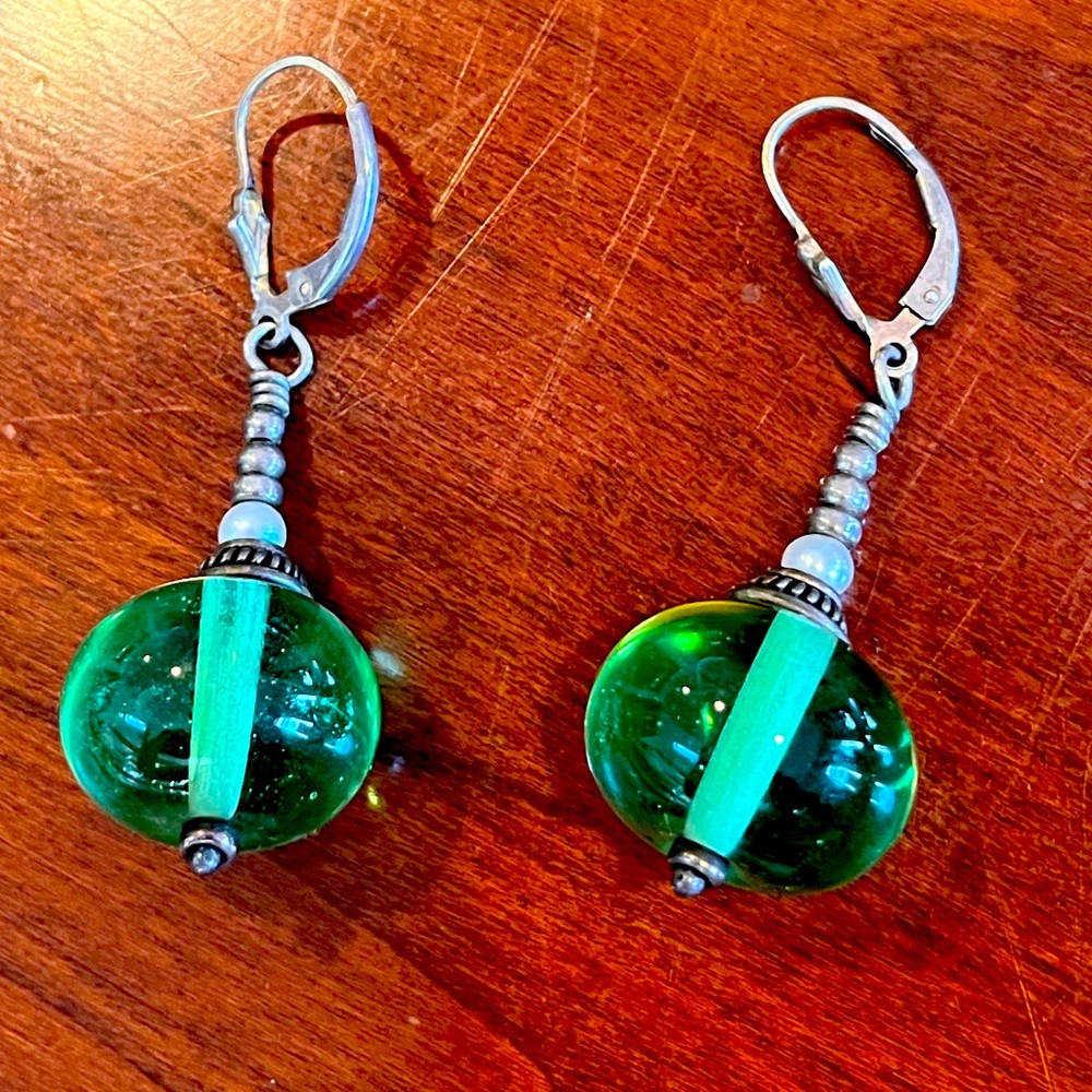 Stunning Antique-style Green and Silver Earrings